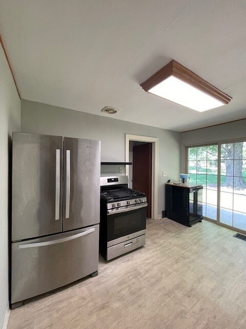 Stainless appliances, gas stove - 1409 N Woodburn Ave