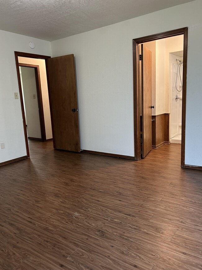 Building Photo - 214 Falcon Ct