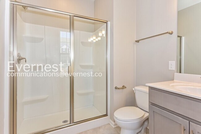 Building Photo - Limited Time Special Offer / 3 Bed/3 Bath Town Home with Garage / Pet-Friendly / Vouchers Accepte...