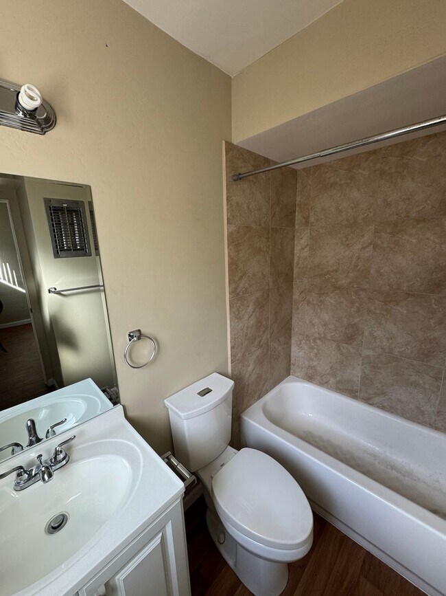 Building Photo - Modern Midtown Living: Sleek 1-BR with Wood Floors in Tucson’s Garden District