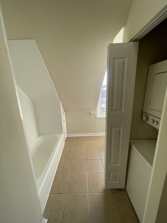 Building Photo - UPDATED 1 BED 1 BATH 2ND FLOOR APARTMENT