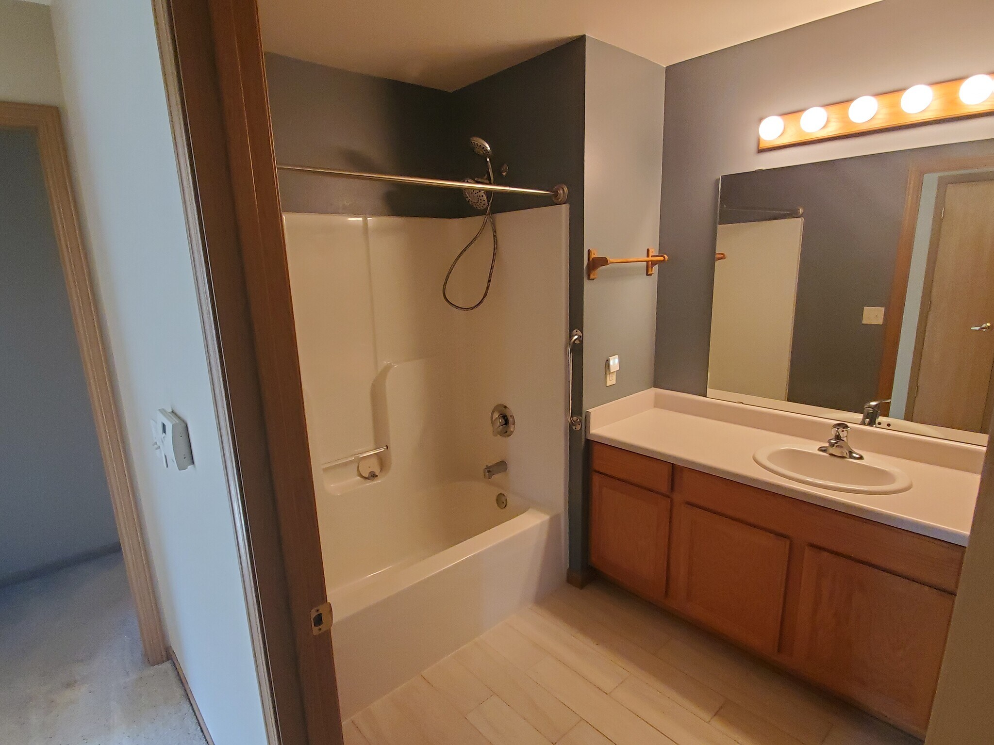 Main Bathroom - 967 Roseland Dr