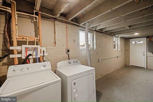 Building Photo - Available Now- Beautiful 3 Bedroom, 2 Bath...