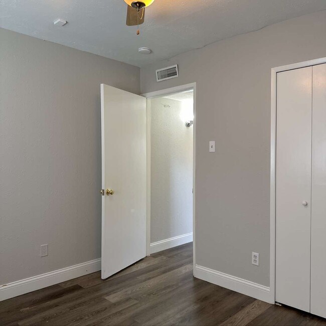 Building Photo - 422 Woodmere Dr