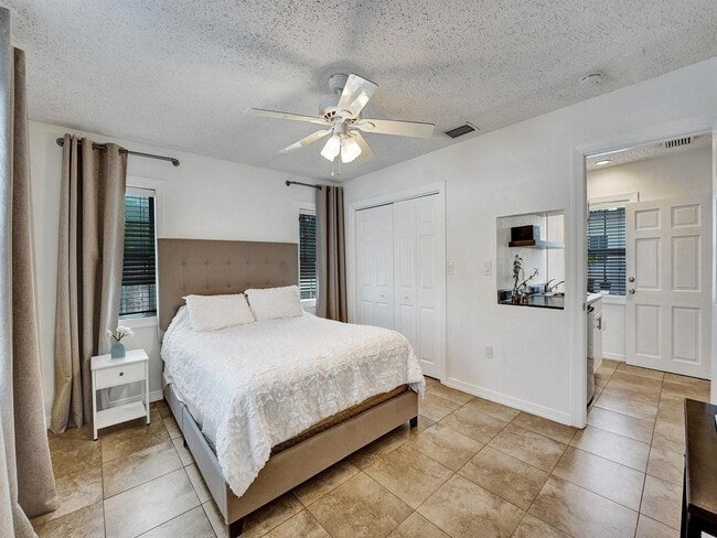 Building Photo - 4960 SW 89th Ave
