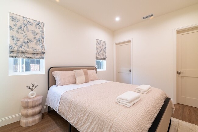 Building Photo - Contemporary New home in Monrovia