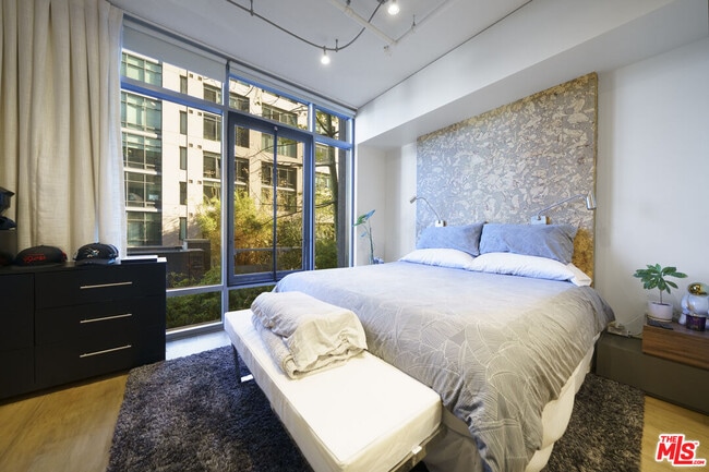 Building Photo - 1100 S Hope St