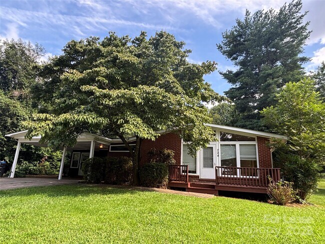 Primary Photo - 724 Oakdale Dr