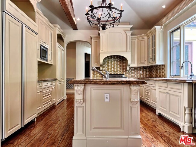 Building Photo - 9530 Hidden Valley Rd