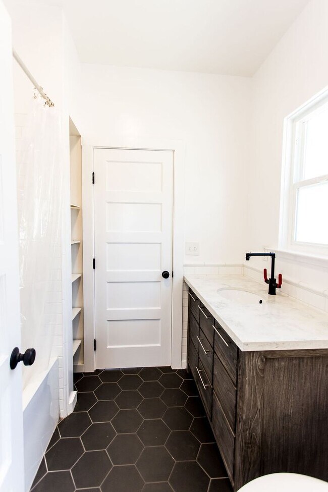 Building Photo - Charming 2 Bedroom House with Expansive Wo...