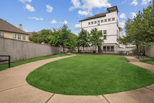 Building Photo - 803 Algona Ave