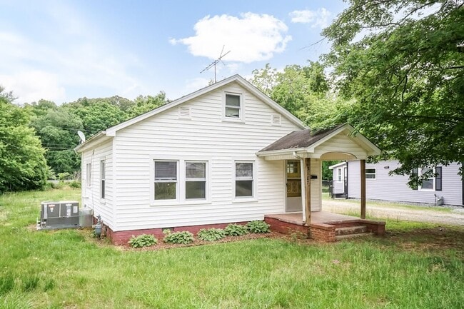 Building Photo - Cute and Tranquil 2 bed/1bath near Elon