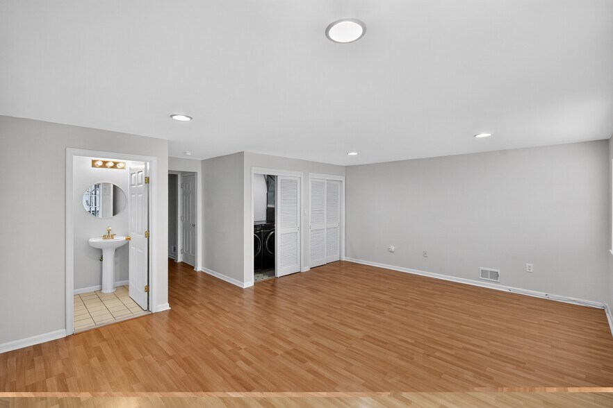 Building Photo - 574 Beachway Ave