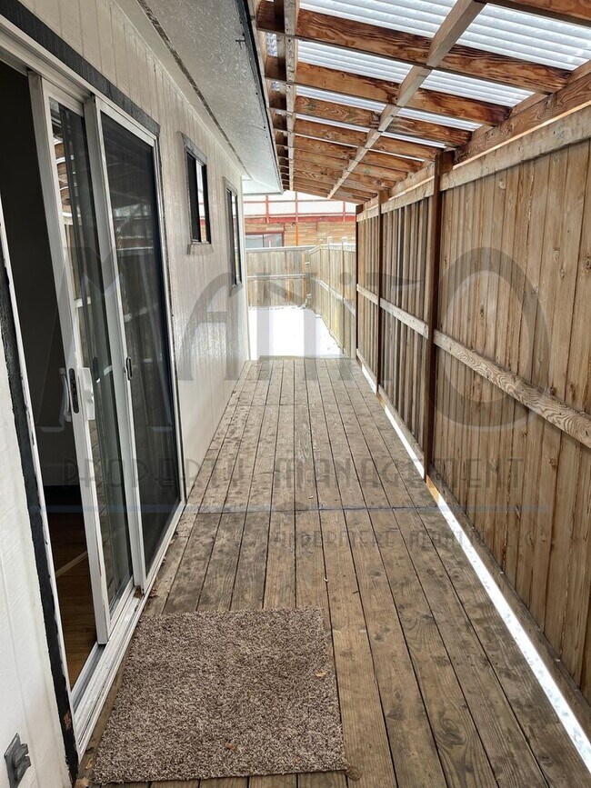 Building Photo - Large Clean Duplex