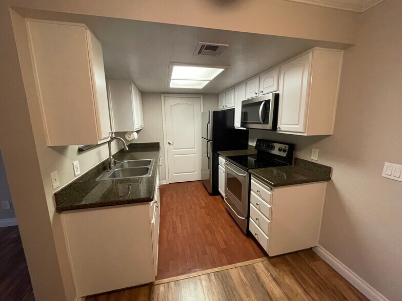 Building Photo - 12071 Alta Carmel Ct