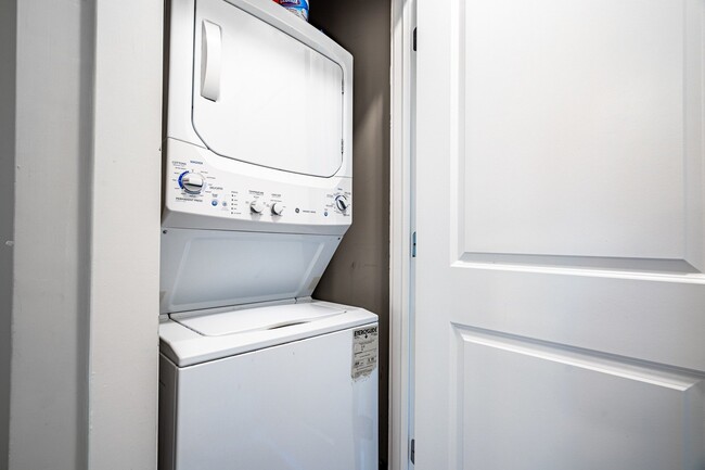 Building Photo - Furnished, 6 - 9 Month lease available.  L...