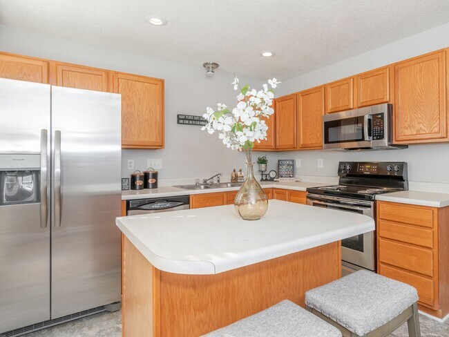 Building Photo - Super Townhouse with 2 MASTER BEDROOMS!