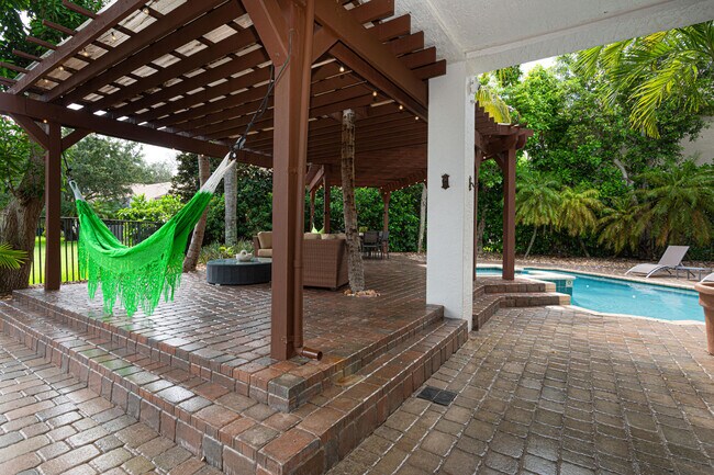 Building Photo - 10703 Versailles Blvd