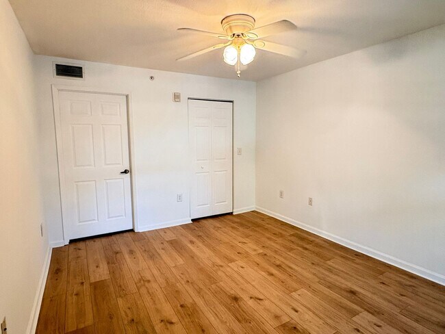 Building Photo - The Residence 4127-411