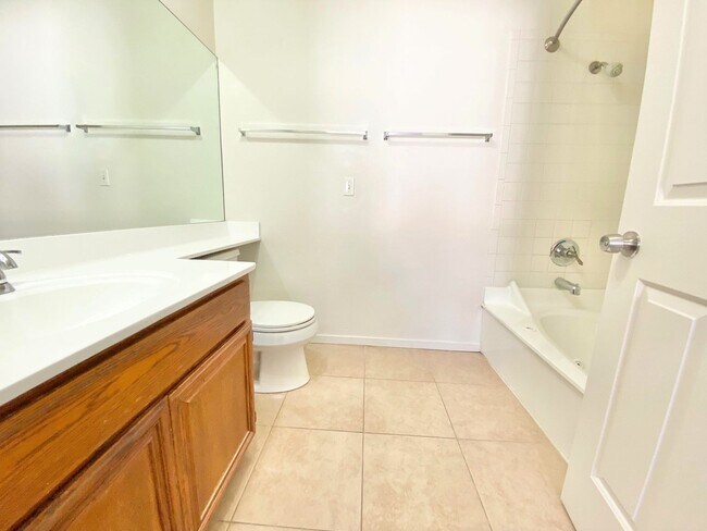 Building Photo - BEAUTIFUL 2 BED 2 BATH SECOND FLOOR CENTRAL LAS VEGAS CONDO