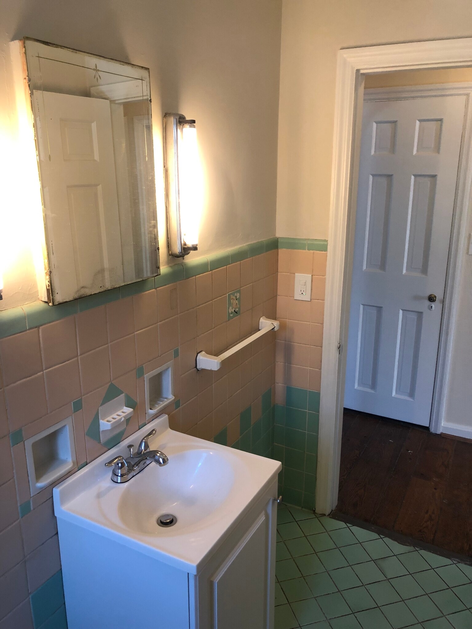 Full Bathroom - 1711 Portman Ave