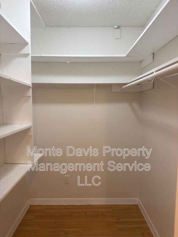 Building Photo - 115 Waller St