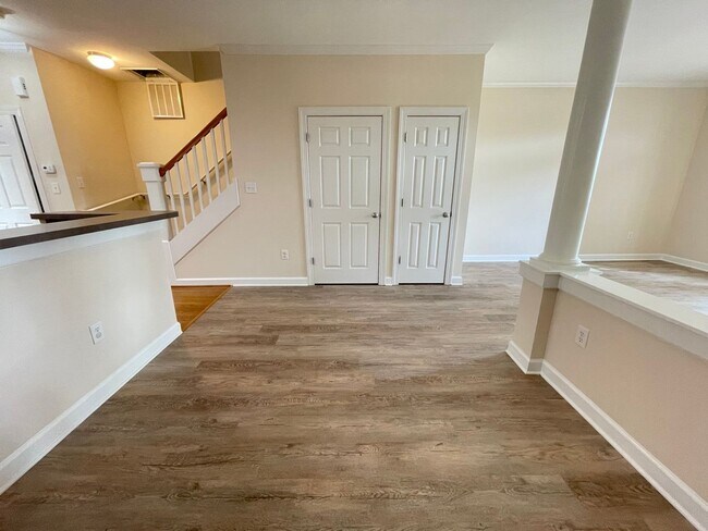 Building Photo - Wonderful location and features for this s...