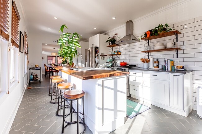 Building Photo - Rare historic East Nashville bungalow for rent; 4 Beds 3 Baths, 1,806 SqFt, fenced yard