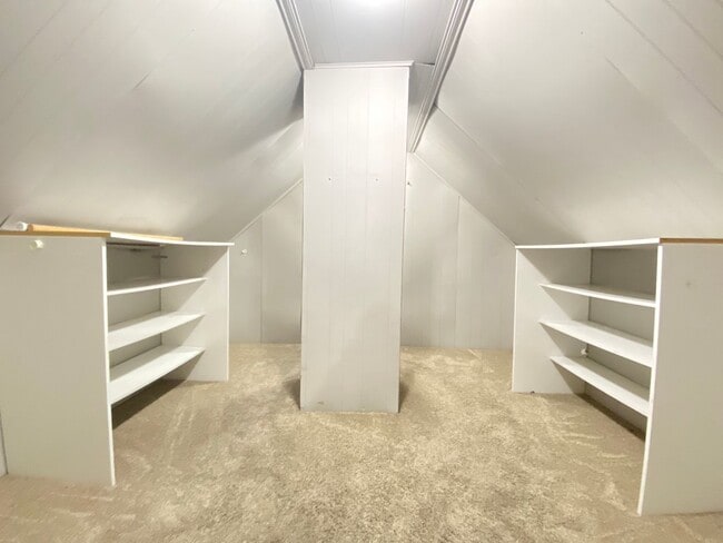 Building Photo - 4 Bedroom Home In Whiting, IN