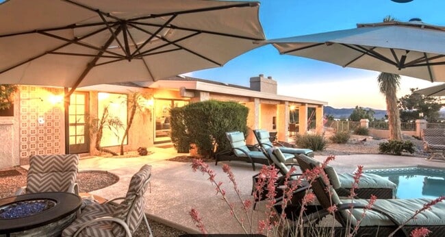 Building Photo - Golf Course Pool Home with 4 Bedrooms!