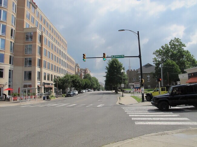 Building Photo - 820 N Pollard St