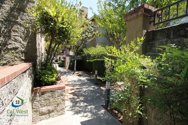 Building Photo - $3,695 - Spacious 2 Bedroom, 2.5 bath tri-level townhouse near Communication Hill in Lancaster Gates