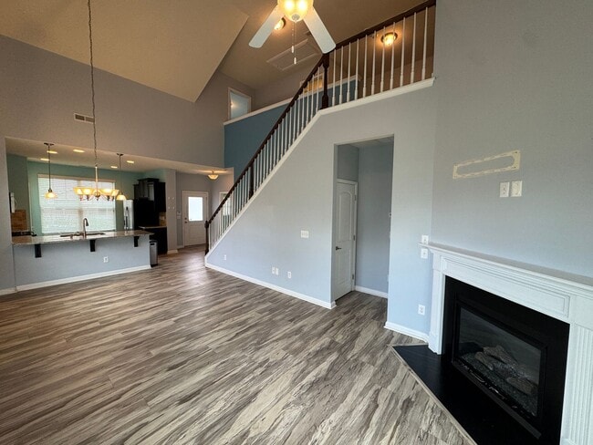 Building Photo - Bright & Spacious End Unit in Thompson Ridge