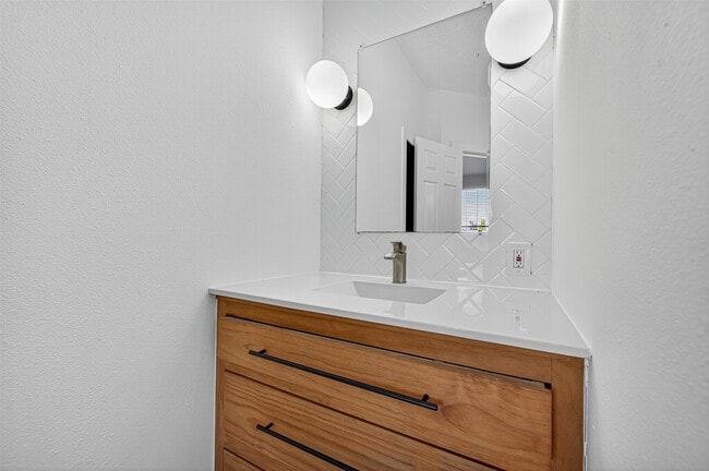 Building Photo - 319 Fantasy Ln