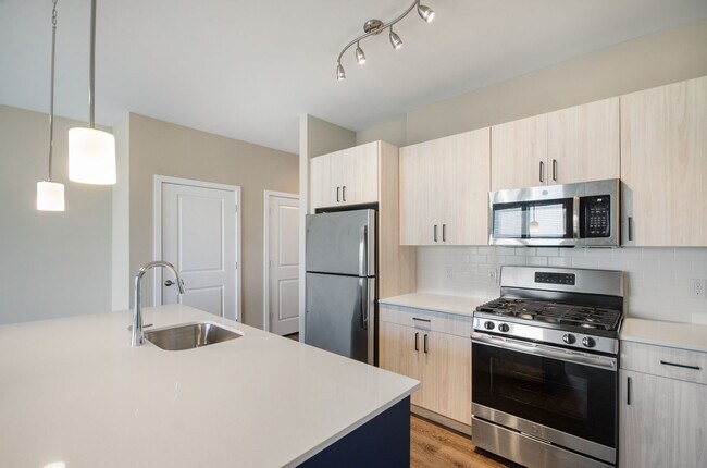 Building Photo - Two Bedroom Luxury Apartment (Elevator Building)