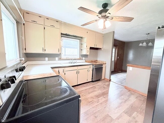 Building Photo - Large 4 Bedroom Home Near WVU, Hospitals & Downtown Morgantown