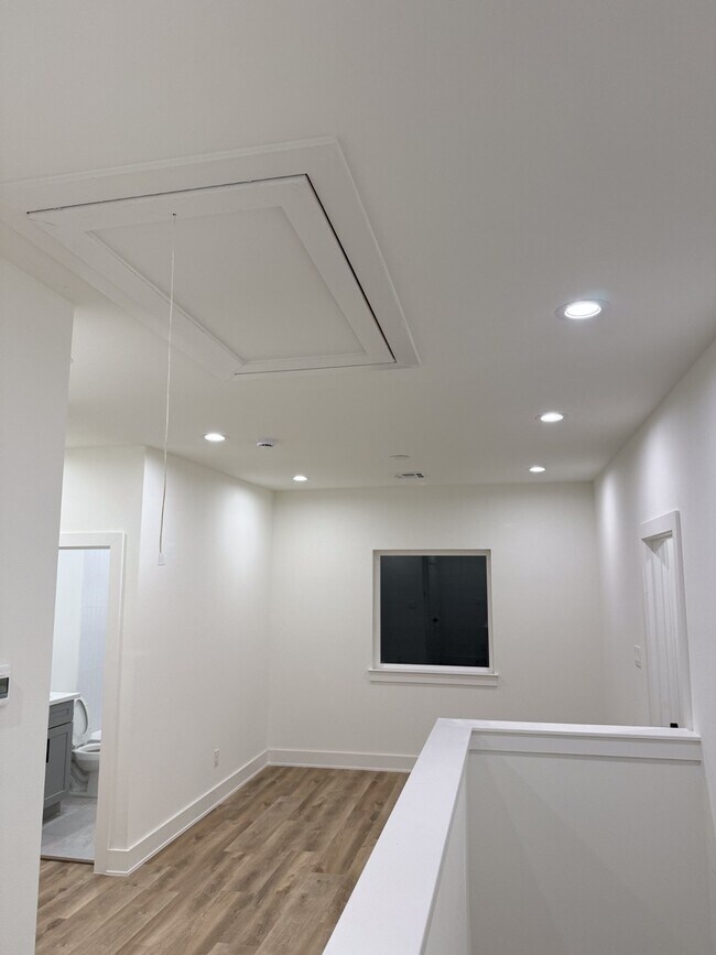 Building Photo - 9005 Comal St