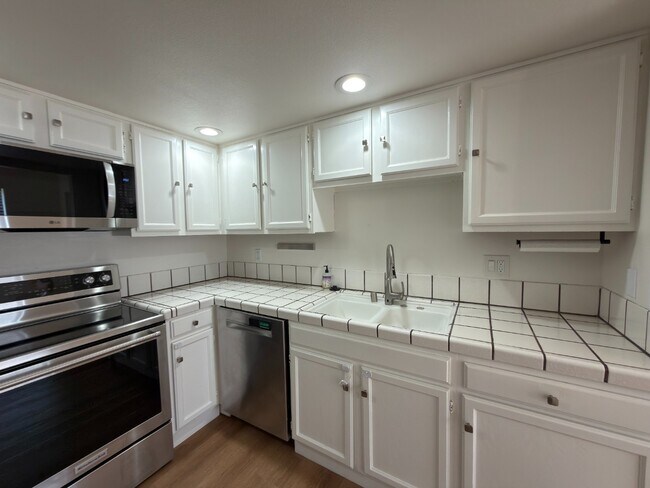 Building Photo - Prime Santa Clara Location | Bright 3BR/2.5BA End-Unit | 2 Primary Suites | Central Heat & AC