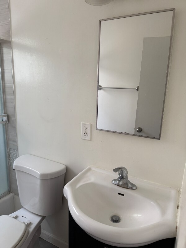 Building Photo - 2140 Beachwood Dr