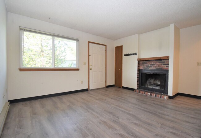 Building Photo - Great Location! Top Floor 2 bed 1 bath and detached garage!