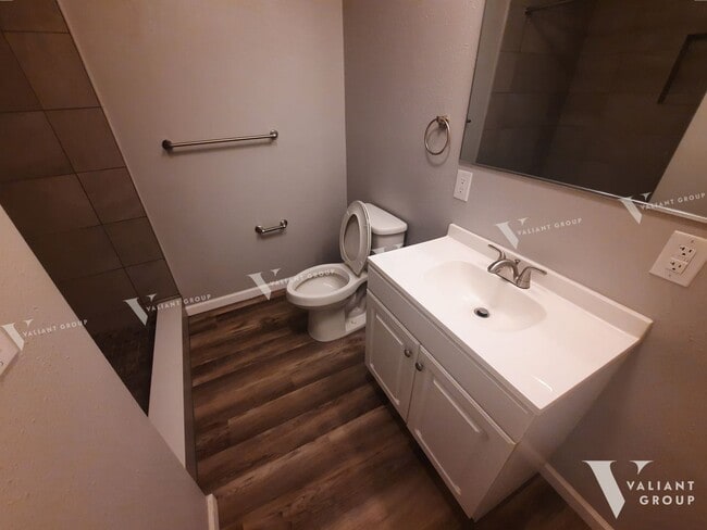 Building Photo - 2 Bedroom House for Rent | Easy Access to Kansas & Chestnut Expwy