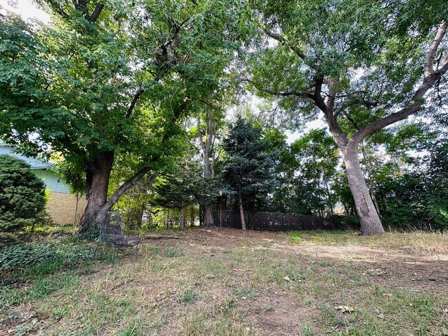 Building Photo - Large Duplex Style Home With Spacious Liva...