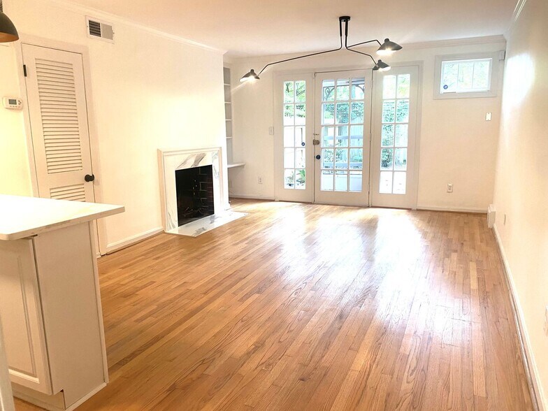 Building Photo - 2510 East Pl NW