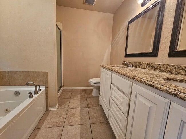 Building Photo - 607 NE Ave E Pl