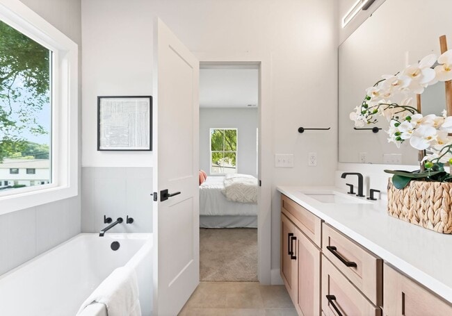 Building Photo - 2415 Pruitt St