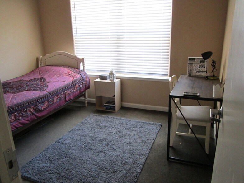 bedroom - 433 Russell Blvd