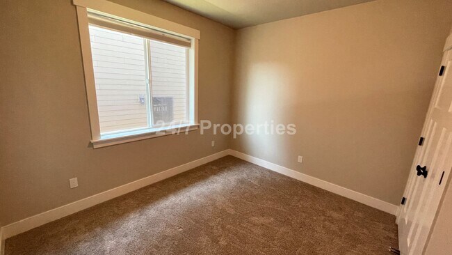 Building Photo - Modern 3 BD | 2 BA Home w/ Bonus Room - Es...