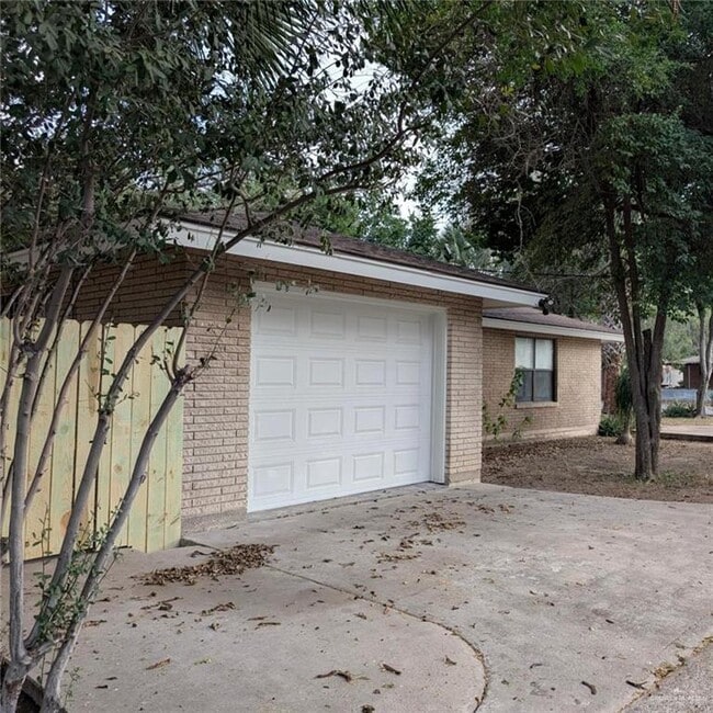 Building Photo - 15 Upas Ave