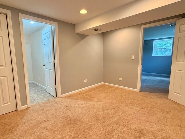 Building Photo - 700 Woodbine Ln