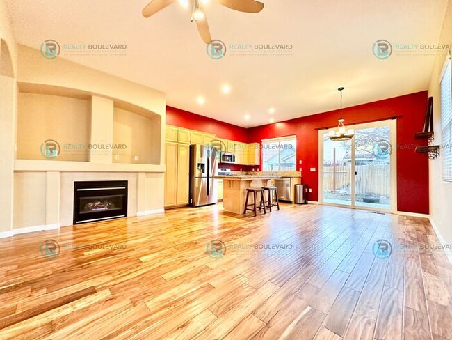 Building Photo - Half-Month Free Rent! Charming 3-Bedroom H...